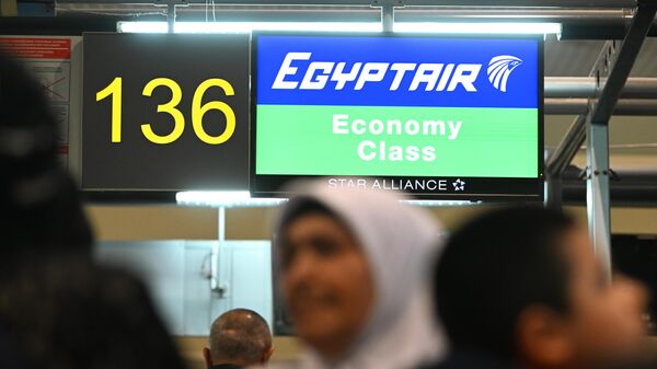 Пассажиры стоят в очереди на регистрацию на рейс авиакомпании EgyptAir в международном аэропорту Домодедово