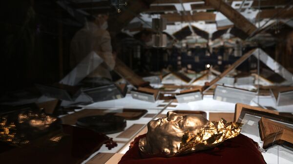 Посмертная маска Петра I, представленная на выставке Россия. Дорогами цивилизаций в Историческом музее в Москве