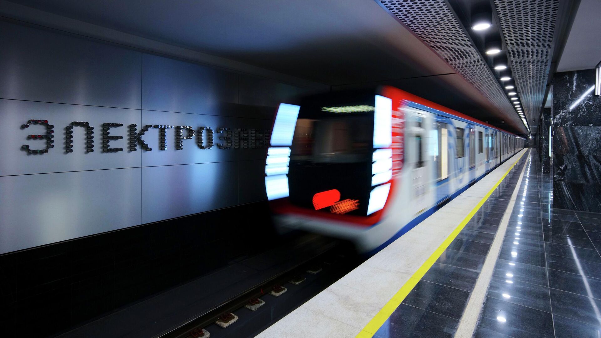 Поезд прибывает на станцию метро - РИА Новости, 1920, 06.05.2022