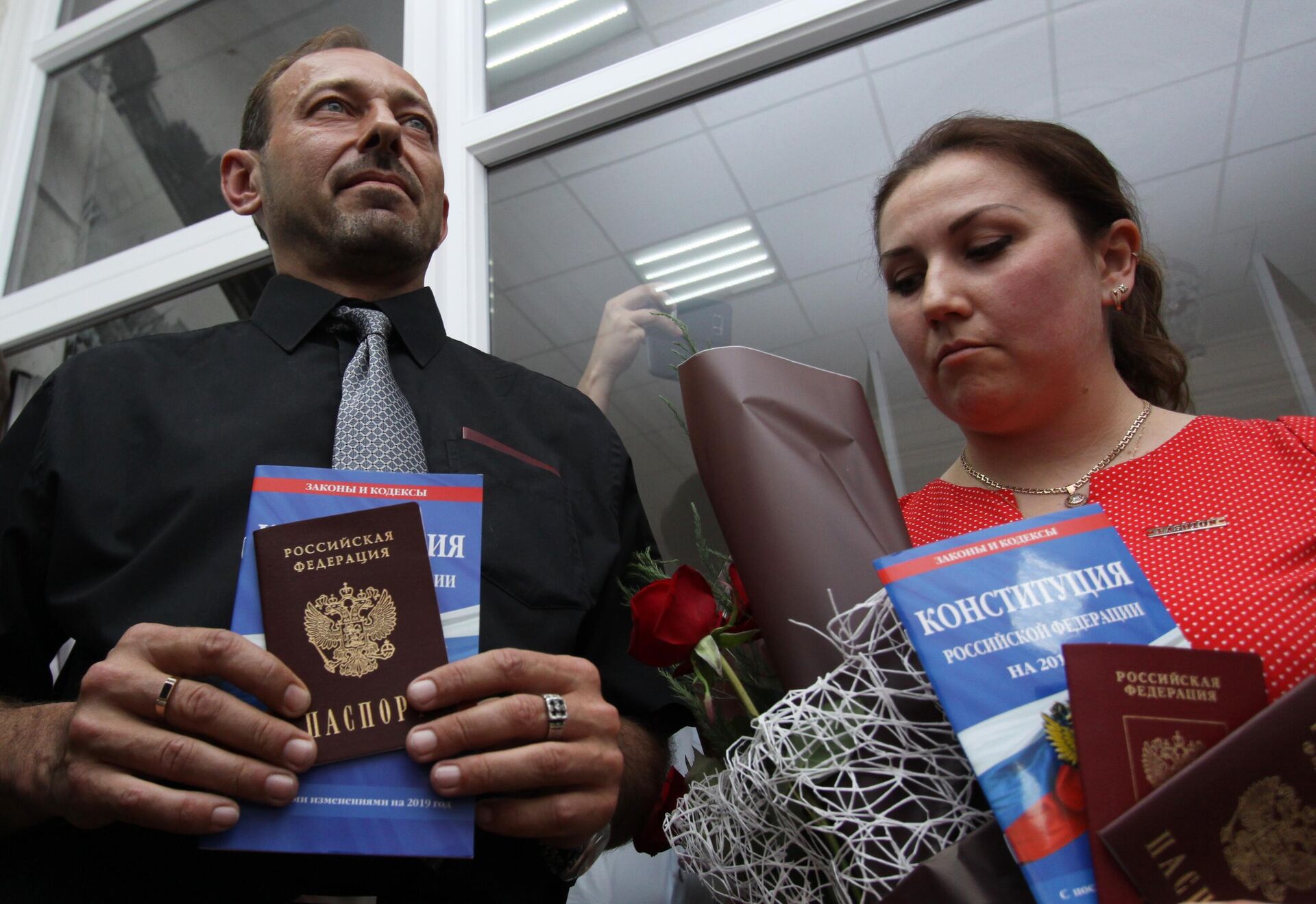 Попросил российское гражданство. Выдача паспортов РФ жителям Донбасса.