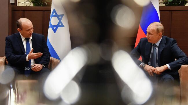 Президент РФ Владимир Путин и премьер-министр Израиля Нафтали Беннет во время встречи в Сочи. Архивное фото.