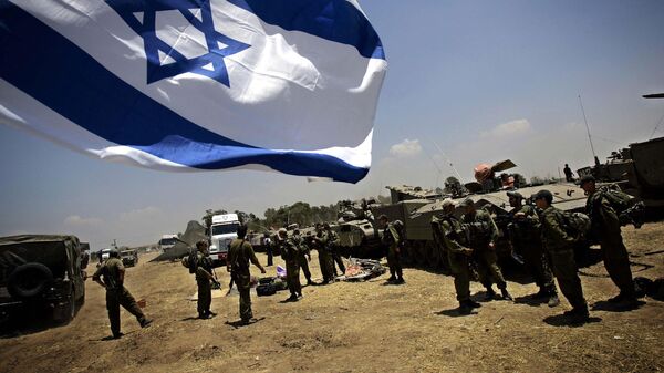 Израильские солдаты возле израильской общины Мефальсим, расположенной рядом с сектором Газа