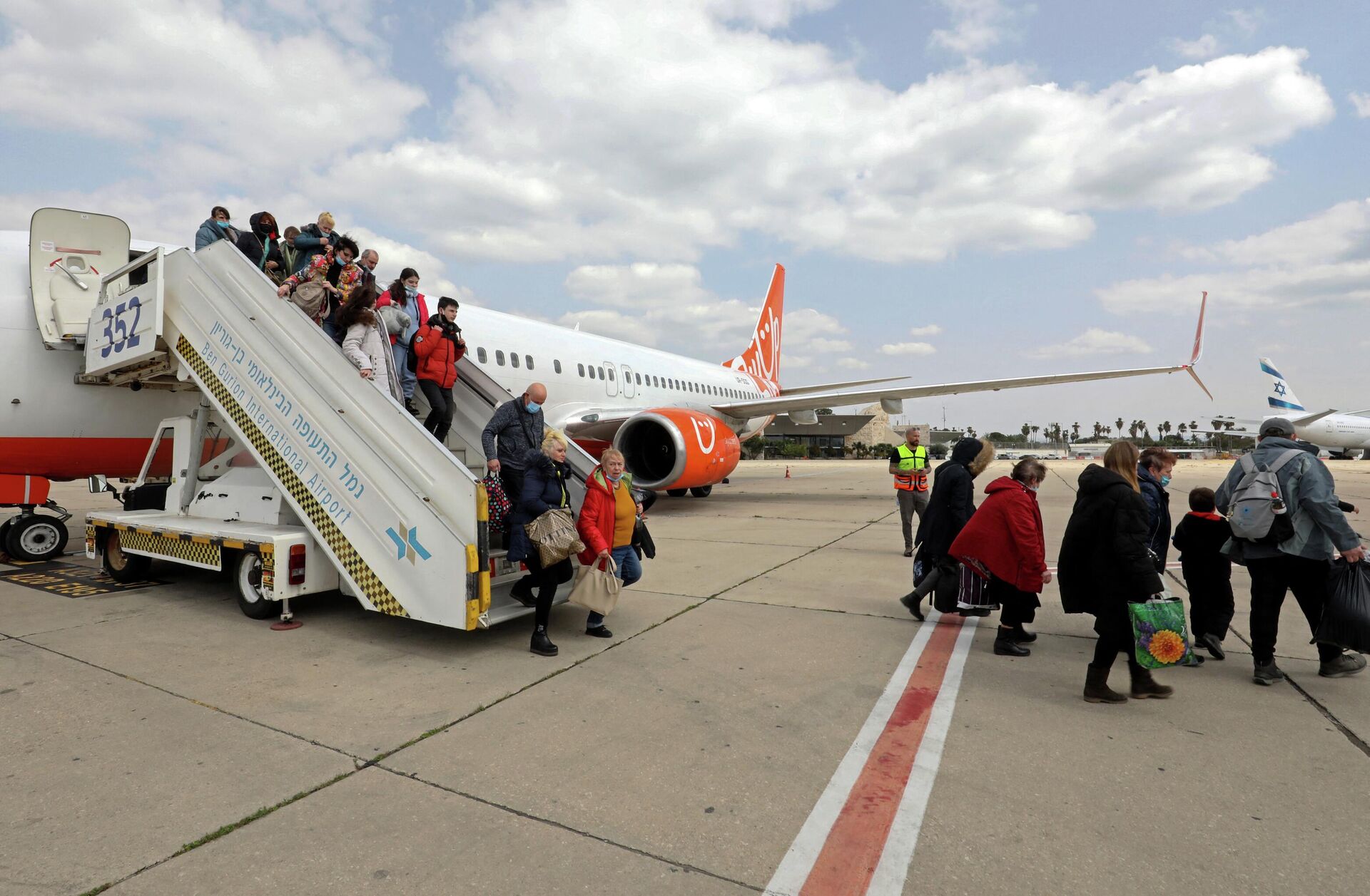 Украинские еврейские беженцы выходят из самолета по прибытии в израильский аэропорт Бен-Гурион, Тель-Авив - РИА Новости, 1920, 18.04.2022