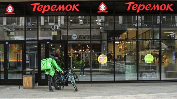 Курьер службы доставки Delivery Club возле кафе Теремок в Москве