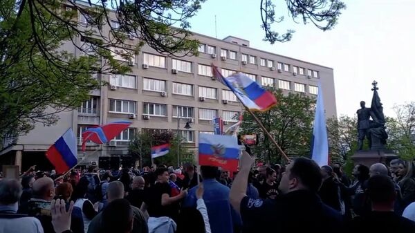Сербы и русские – братья навек – лозунги и флаги в поддержку России на акции в Белграде