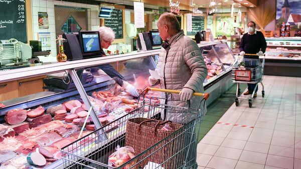 Женщина в супермаркете в Германии