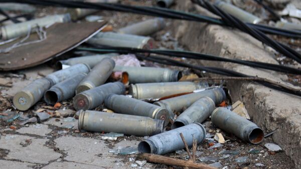 Гильзы от крупнокалиберного пулемета на территории воинской части ВСУ в Мариуполе
