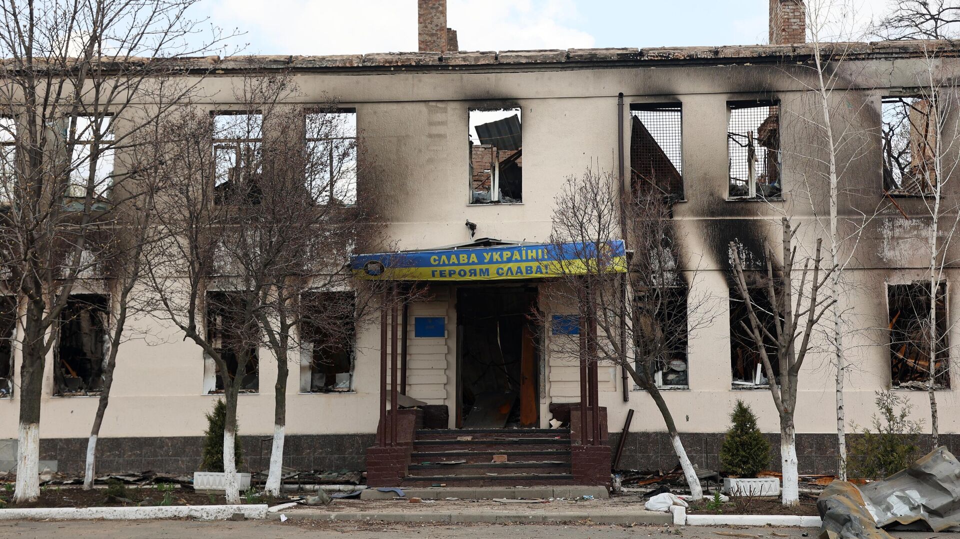 Разрушенное здание на территории воинской части ВСУ в Мариуполе - РИА Новости, 1920, 17.04.2022