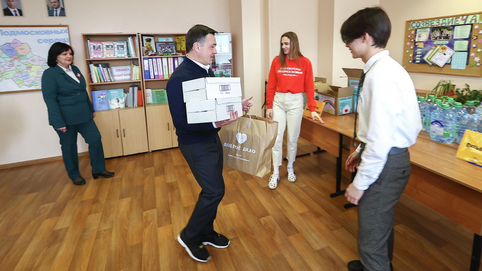 Губернатор Московской области Андрей Воробьев принял участие в акции Доброе дело - РИА Новости, 1920, 16.04.2022