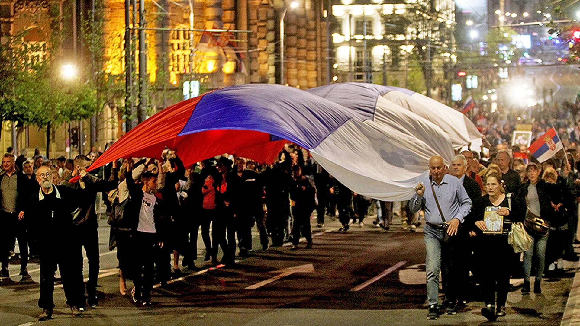 Тысячи людей в Белграде вышли на митинг в поддержку России - РИА Новости, 1920, 16.04.2022