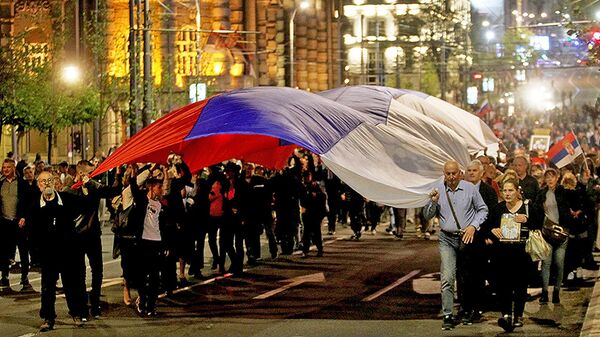 Тысячи людей в Белграде вышли на митинг в поддержку России