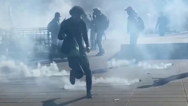 Бутылки и слезоточивый газ: столкновения с полицией на демонстрации в Париже