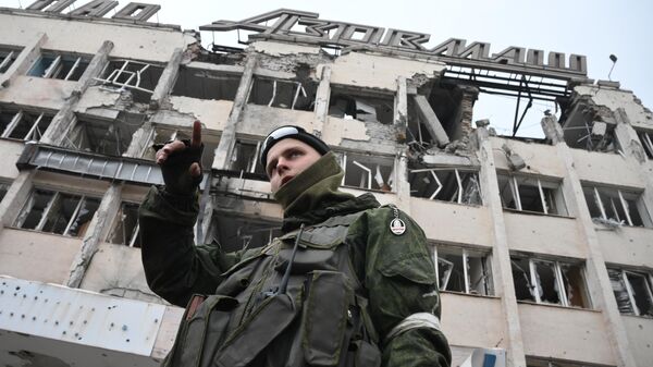 Военнослужащий Народной милиции ДНР на территории завода Азовмаш в Мариуполе