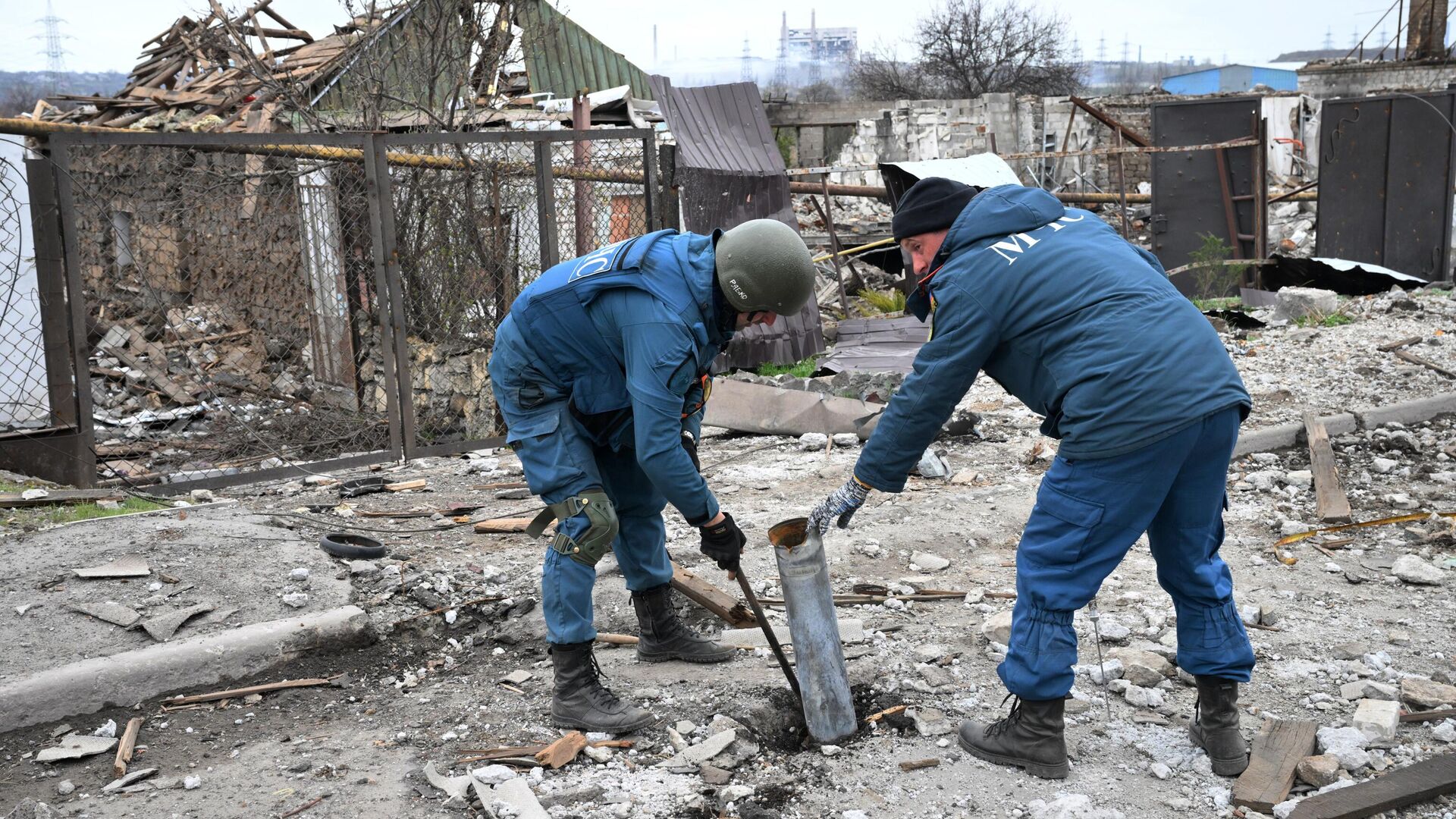 Сотрудники МЧС ДНР извлекают хвостовик ракеты реактивной системы залпового огня Град в Донбассе - РИА Новости, 1920, 07.05.2022