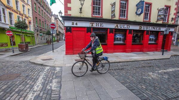 Мужчина на велосипеде в центре Дублина