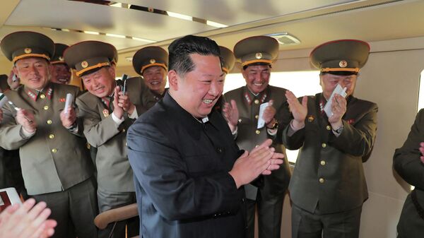 Северокорейский лидер Ким Чен Ын на испытаниях новой системы тактического управляемого оружия