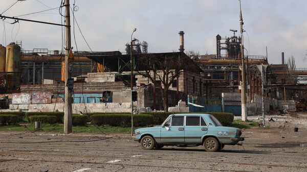 Разрушенные здания на территории Металлургического комбината имени Ильича в Мариуполе