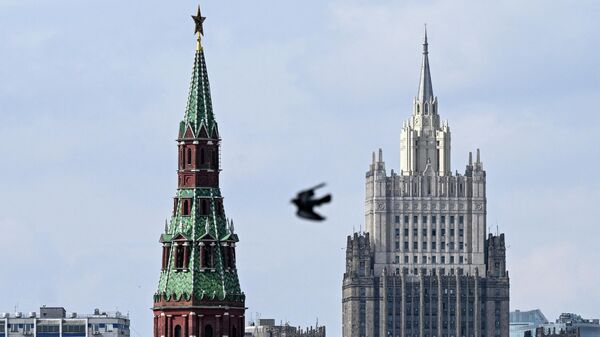 Вид на московский Кремль и здание МИД 