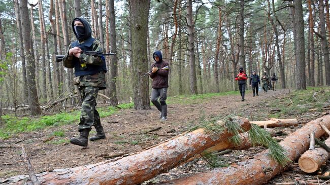 Молодые люди на занятии курса боевой подготовки ВСУ 