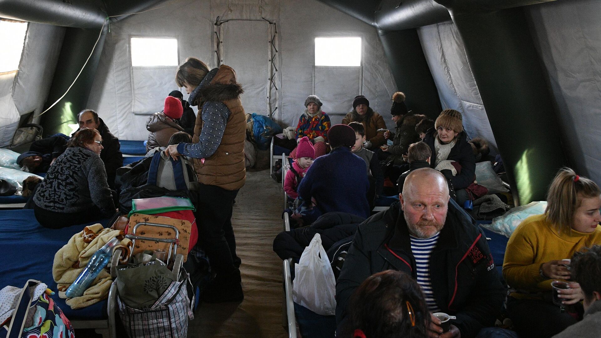 Беженцы из Мариуполя в пункте временного размещения, организованном МЧС ДНР в селе Безыменное - РИА Новости, 1920, 27.05.2022