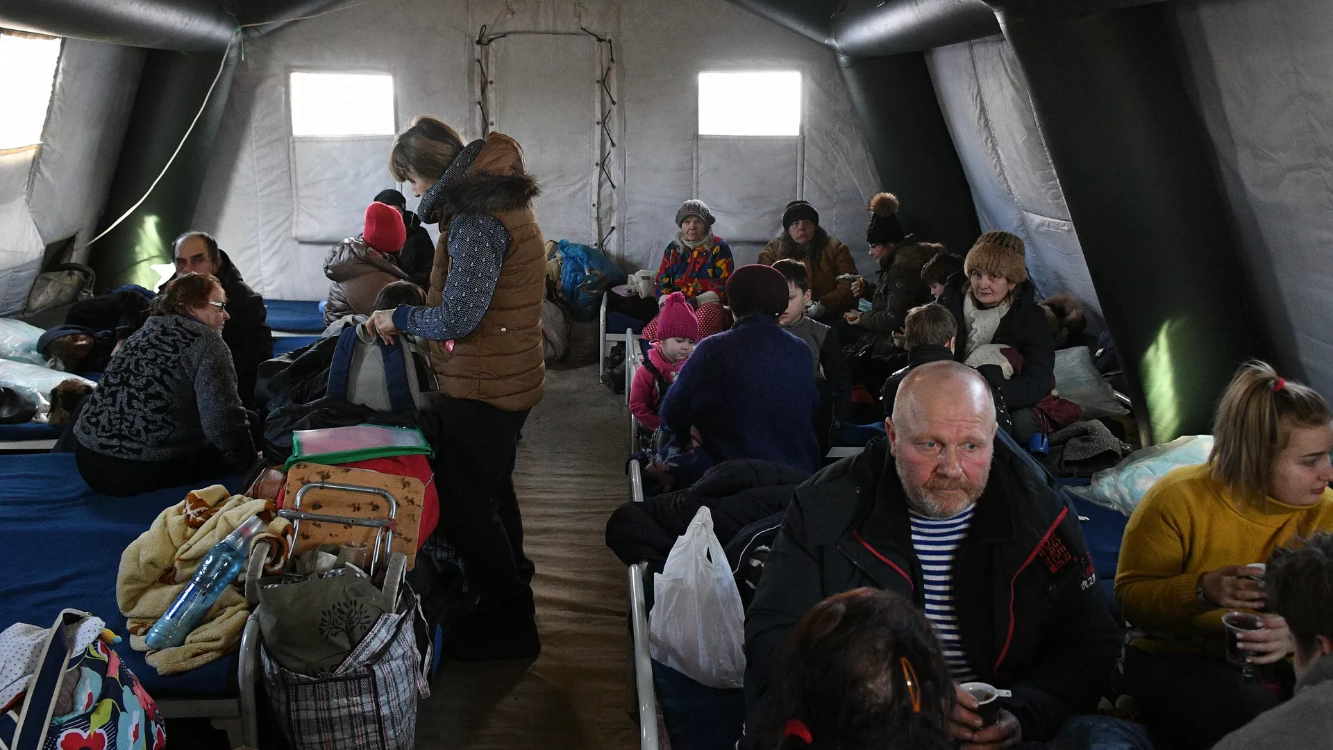 Πρόσφυγες από τη Μαριούπολη σε μια εγκατάσταση προσωρινής φιλοξενίας που οργανώθηκε από το Υπουργείο Καταστάσεων Έκτακτης Ανάγκης του DPR στο χωριό Bezymennoye - RIA Novosti, 1920, 19/04/2022