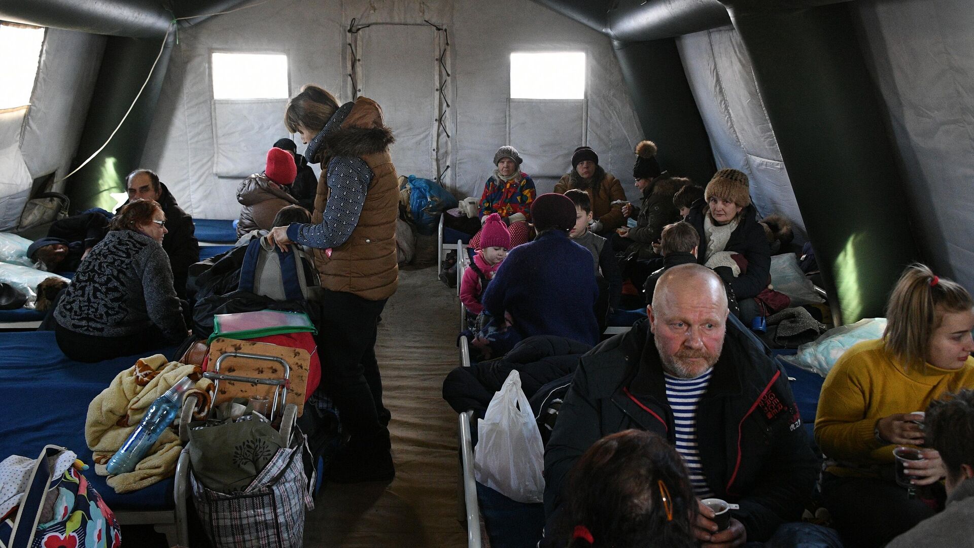 Беженцы из Мариуполя в пункте временного размещения, организованном МЧС ДНР - РИА Новости, 1920, 22.12.2022