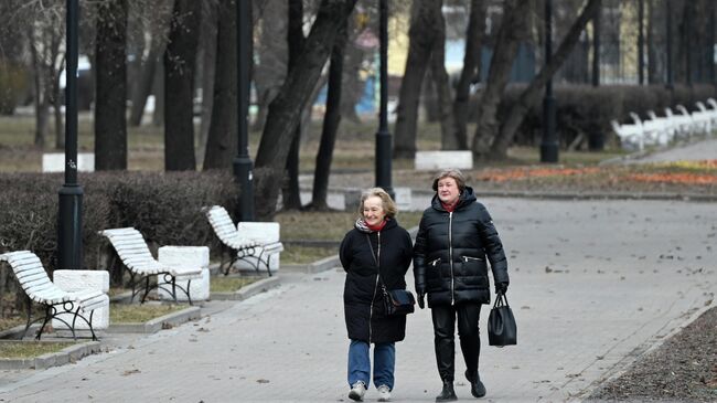 Женщины гуляют в сквере