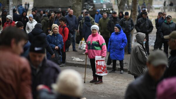 Жители города Рубежное в ЛНР во время раздачи гуманитарной помощи