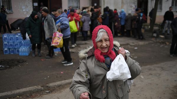 Жительница города Рубежное в ЛНР во время раздачи гуманитарной помощи