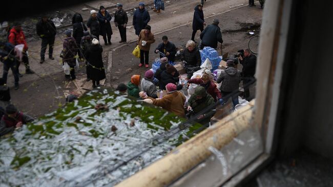 Раздача гуманитарной помощи в Рубежном