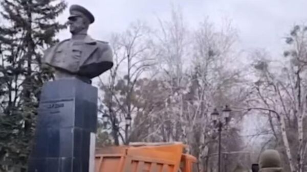 В Харькове демонтировали памятник советскому маршалу Жукову