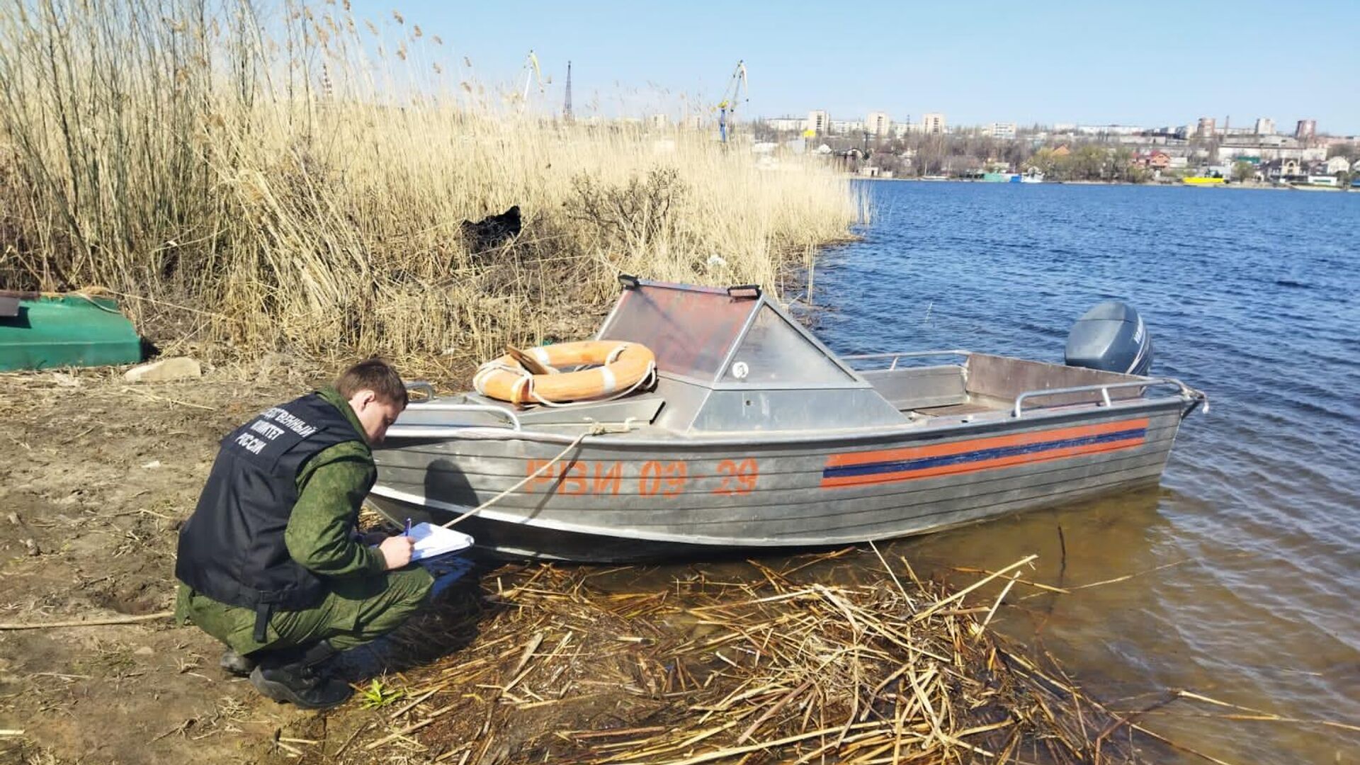 Катер Службы спасения, управляемый нетрезвым водителем, перевернулся на Волге в городе Камышин - РИА Новости, 1920, 17.04.2022