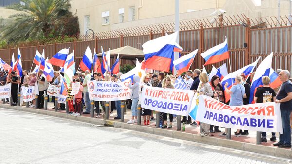 Киприоты организовали возле российского посольства в Никосии акцию против русофобии