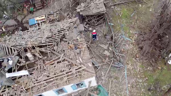 Дома в Харцызске, пострадавшие в результате атаки ВСУ. Кадр видео