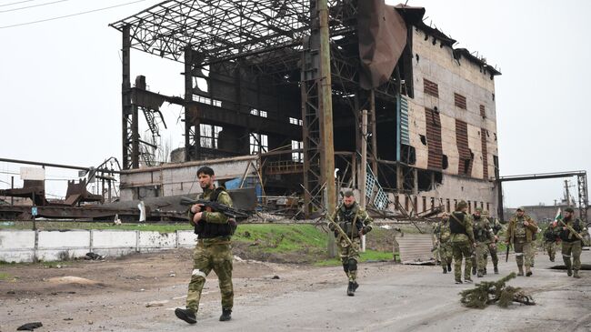 Бойцы СОБР Ахмат на освобожденном комбинате имени Ильича в Мариуполе