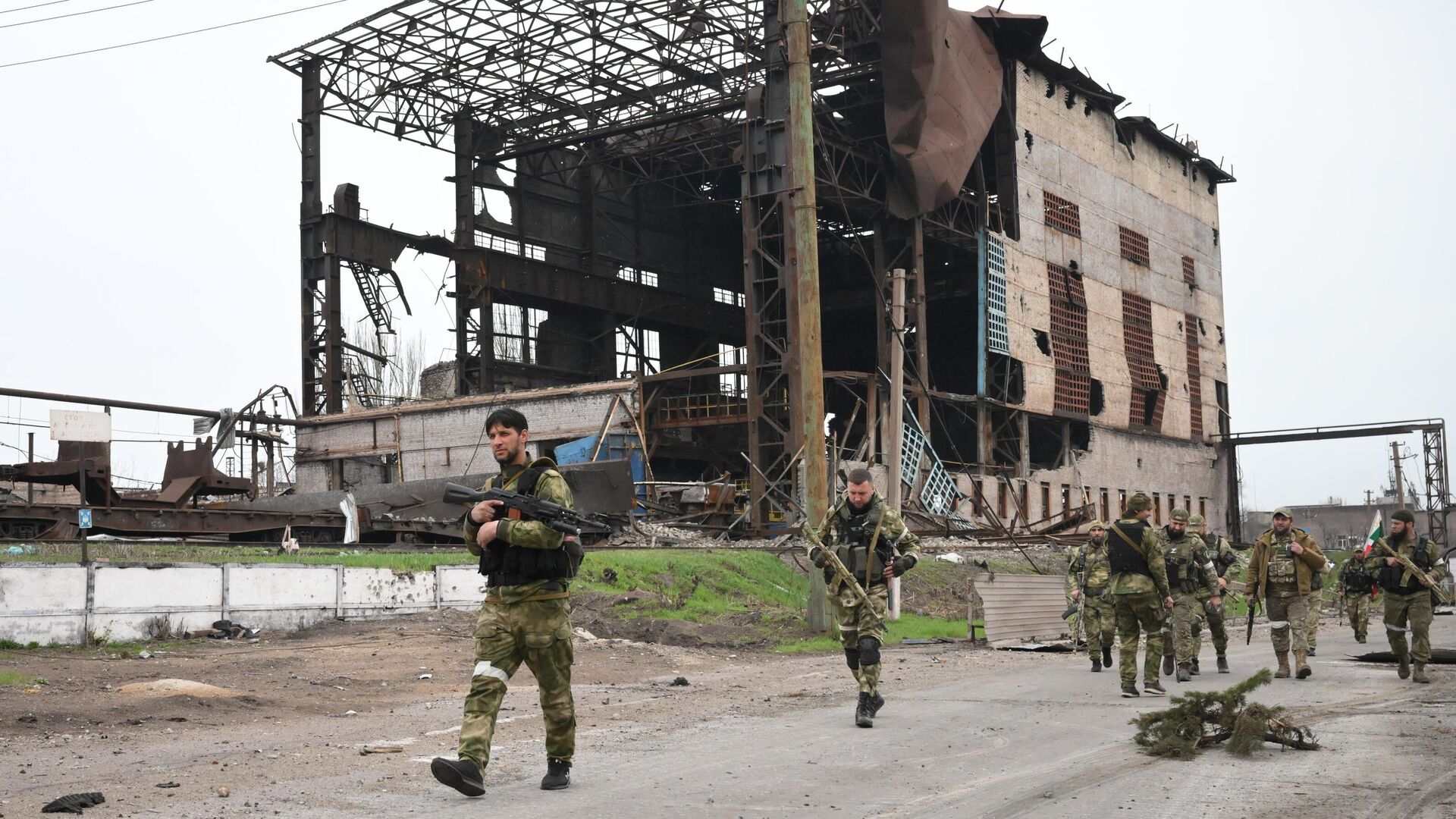 Украина сдалась или нет. Российские войска в Мариуполе. Военный склад. Российские военные в Мариуполе.
