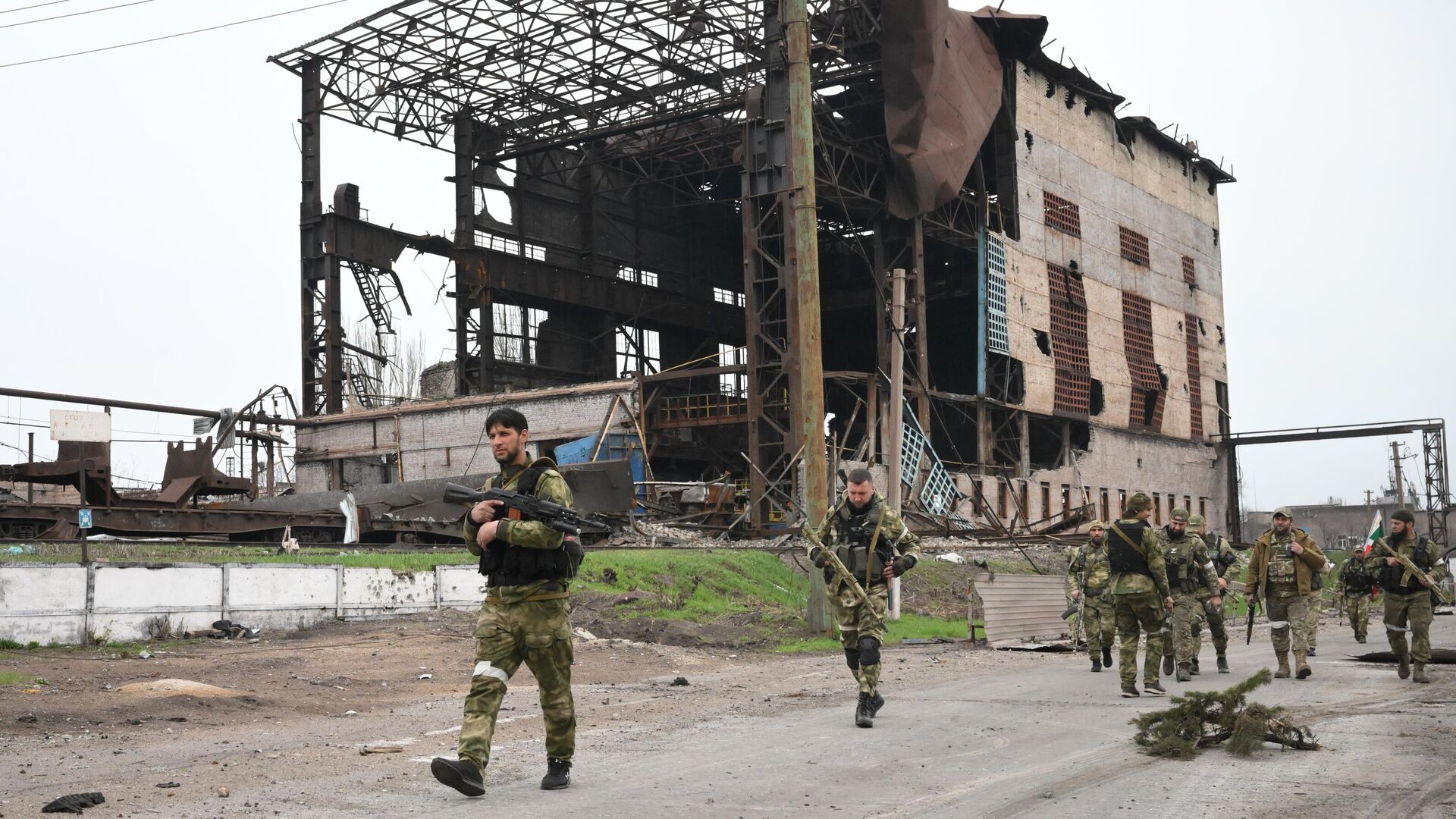 Бойцы СОБР Ахмат на освобожденном комбинате имени Ильича в Мариуполе - РИА Новости, 1920, 01.09.2022