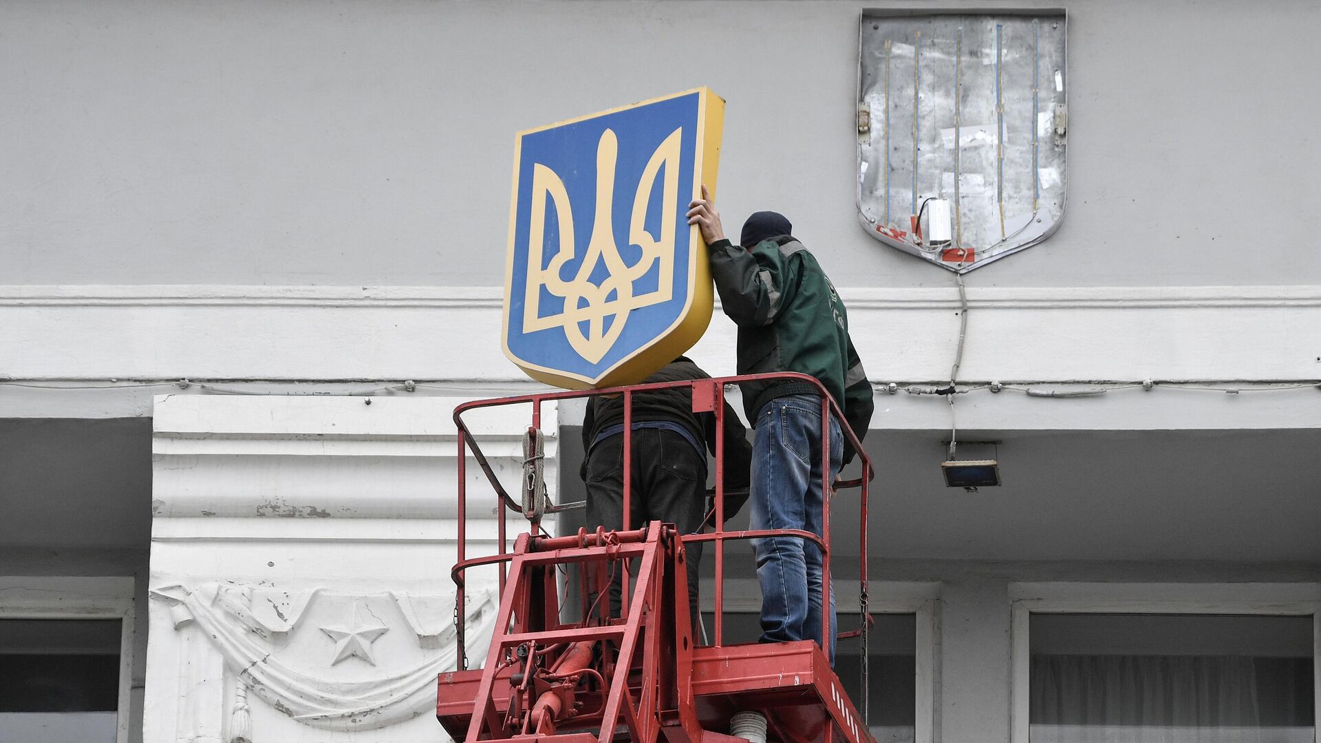 В Бердянске с администрации города сняли украинский герб  - РИА Новости, 1920, 20.04.2022