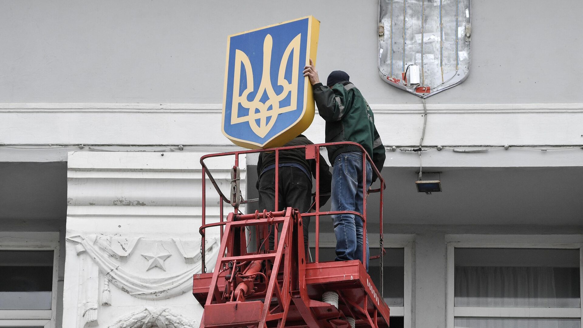 В Бердянске с администрации города сняли украинский герб  - РИА Новости, 1920, 19.04.2022