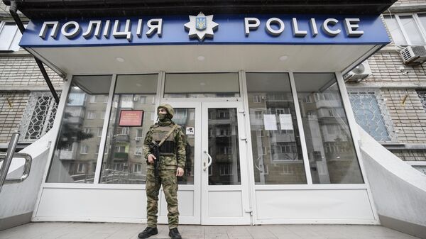 Военнослужащий у входа в здание полиции в Бердянске