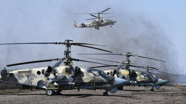 Ударные вертолеты Ка-52 ВКС России на полевом аэродроме ВКС России в зоне проведения специальной военной операции на Украине