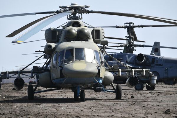 Вертолет Ми-8МТВ (слева) и ударный вертолет Ка-52 ВКС России на полевом аэродроме ВКС России в зоне проведения специальной военной операции на Украине