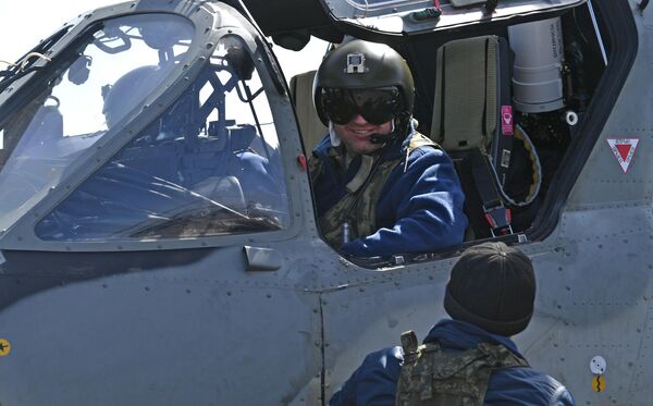 Военный летчик в кабине ударного вертолета Ка-52 ВКС России на полевом аэродроме ВКС России в зоне проведения специальной военной операции на Украине