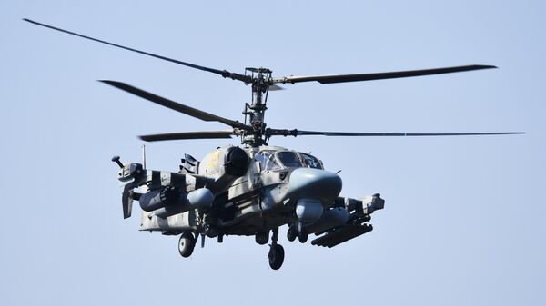 Ударный вертолет Ка-52 ВКС России отправляется на боевое задание с полевого аэродрома ВКС России в зоне проведения специальной военной операции на Украине