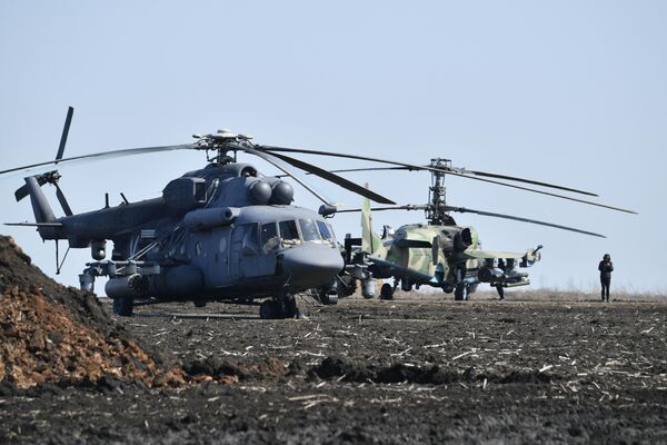 Вертолет Ми-8МТВ (слева) и ударный вертолет Ка-52 ВКС России на полевом аэродроме ВКС России в зоне проведения специальной военной операции на Украине