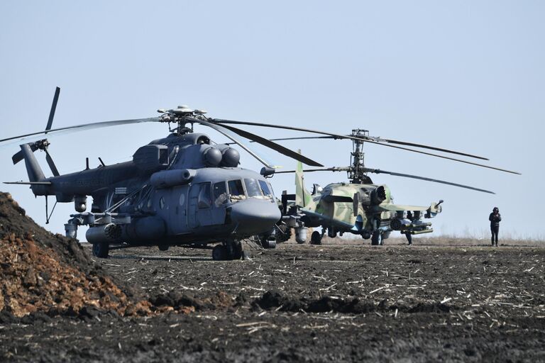 Вертолет Ми-8МТВ (слева) и ударный вертолет Ка-52 ВКС России на полевом аэродроме ВКС России в зоне проведения специальной военной операции на Украине