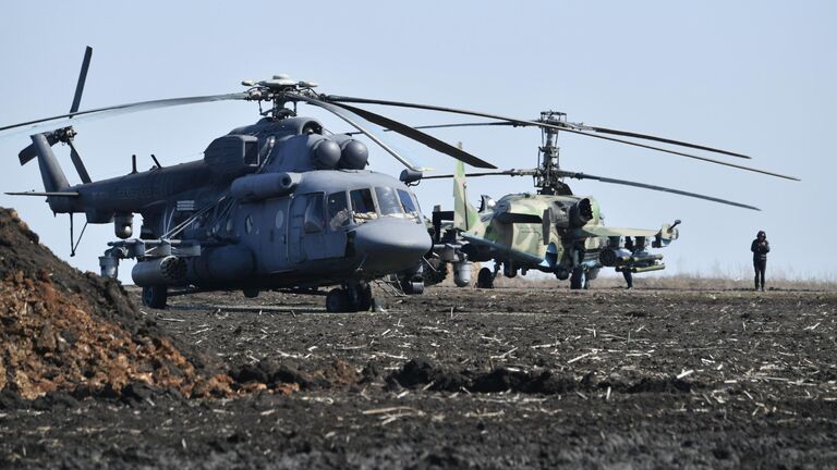 Вертолет Ми-8МТВ (слева) и ударный вертолет Ка-52 ВКС России на полевом аэродроме ВКС России в зоне проведения специальной военной операции на Украине