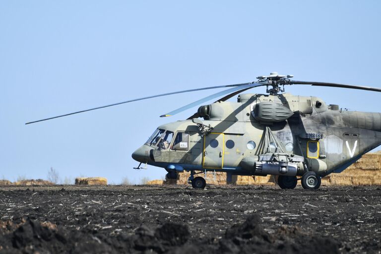 Вертолет Ми-8МТВ на полевом аэродроме ВКС России в зоне проведения специальной военной операции на Украине