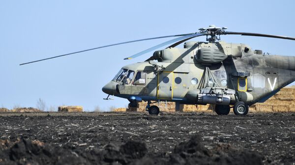 Вертолет Ми-8МТВ на полевом аэродроме ВКС России в зоне проведения специальной военной операции на Украине