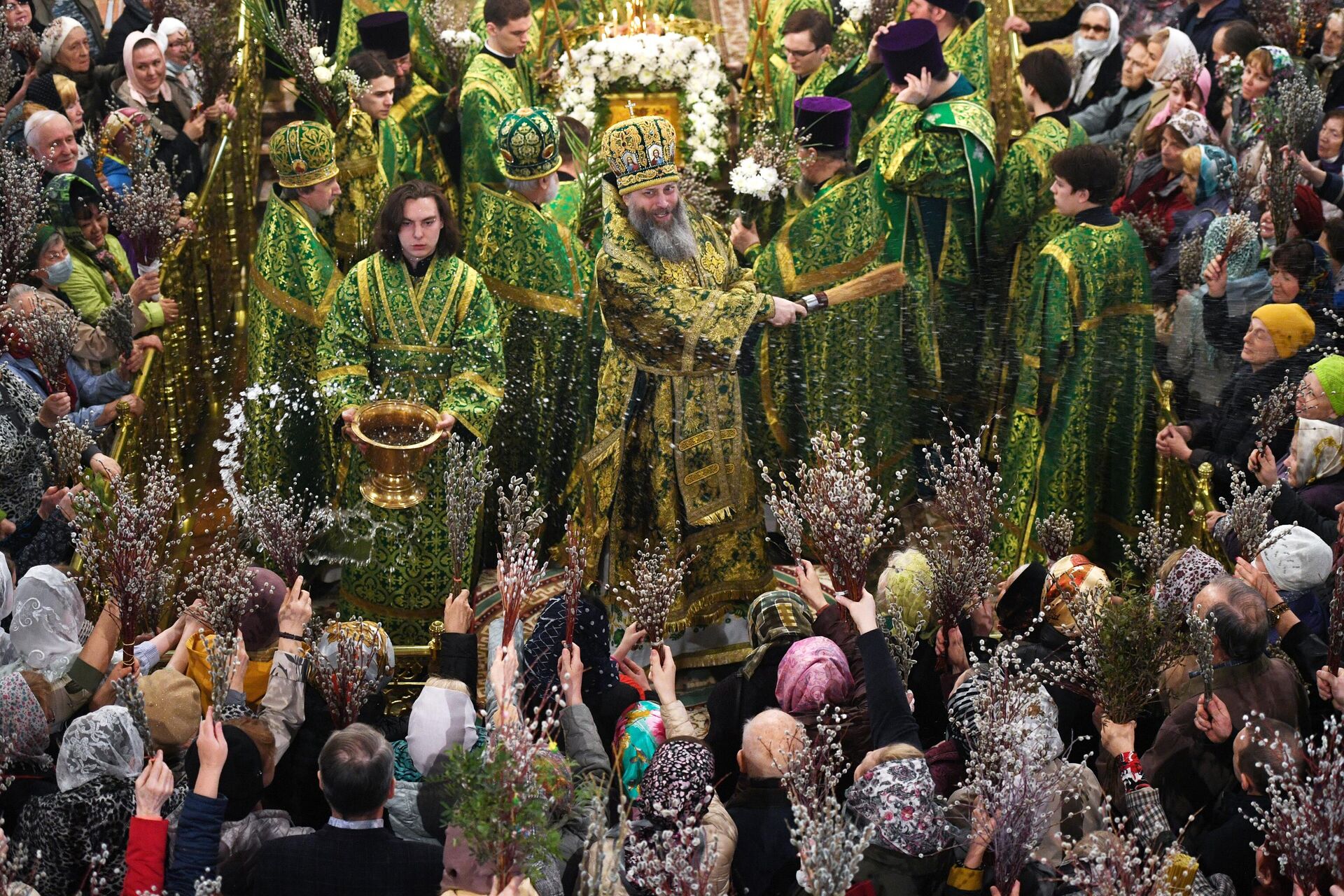 Митрополит Новосибирский и Бердский Никодим освящает вербы во время богослужения в Вознесенском кафедральном соборе в Новосибирске - РИА Новости, 1920, 26.04.2024